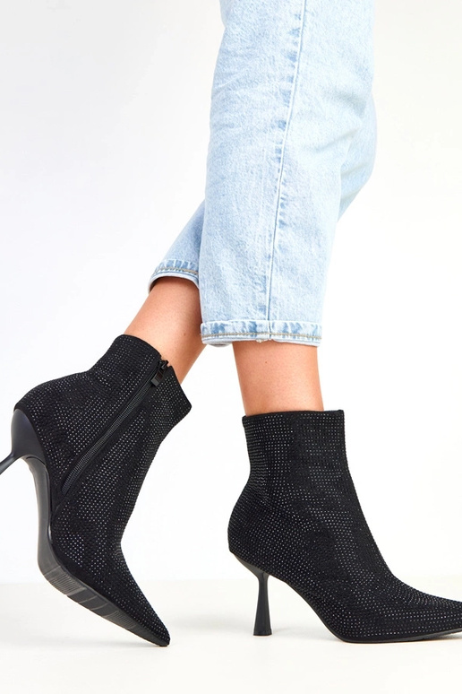 Bottes noires à talon haut ornées de... Bottes noires à talon haut ornées de...