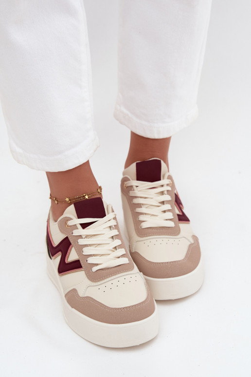 Chaussures modèle baskets Féminin avec une plateforme avec des détails dorés beige Zalvra