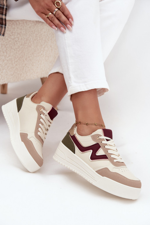 Chaussures modèle baskets Féminin avec une plateforme avec des détails dorés beige Zalvra