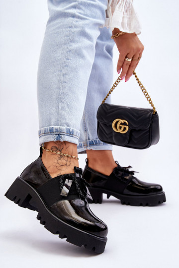 avec effet vernis chaussures avec de beaux détails couleur noire Keily
