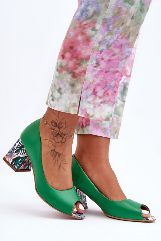 Peau Chaussures avec des talons décorés LeÀski Shoes 2608/K couleur verte Peau Chaussures avec des talons décorés LeÀski Shoes 2608/K couleur verte