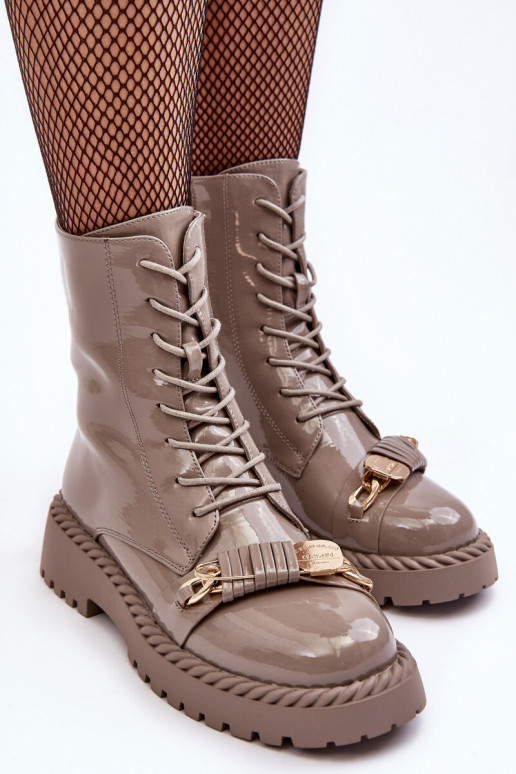 Féminin avec effet vernis Bottines de travail avec des ornements beige S.Barski MR870-67 Féminin avec effet vernis Bottines de travail avec des ornements beige S.Barski MR870-67