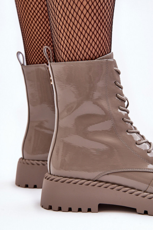Féminin avec effet vernis Bottines de travail avec des ornements beige S.Barski MR870-67 Féminin avec effet vernis Bottines de travail avec des ornements beige S.Barski MR870-67
