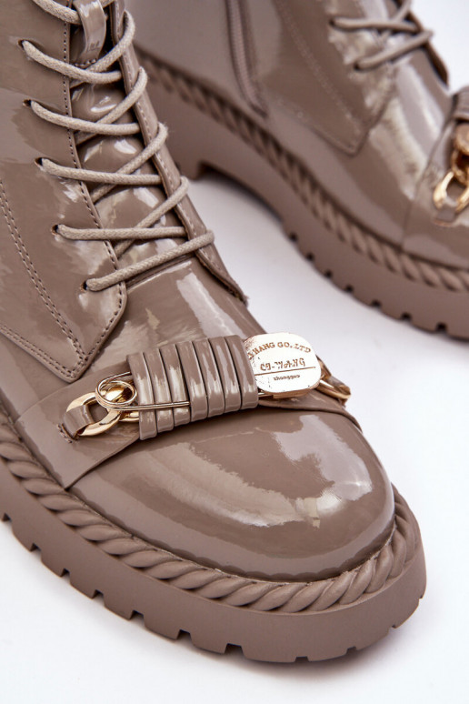 Féminin avec effet vernis Bottines de travail avec des ornements beige S.Barski MR870-67 Féminin avec effet vernis Bottines de travail avec des ornements beige S.Barski MR870-67