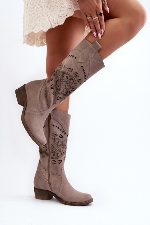 Zazoo 4043 en daim bottes Sur un talon bas avec des éléments ajourés couleur cappuccino Zazoo 4043 en daim bottes Sur un talon bas avec des éléments ajourés couleur cappuccino