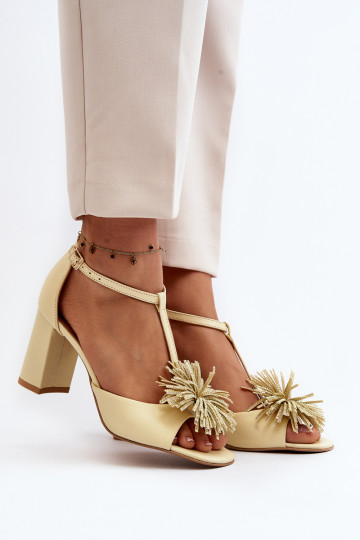 des sandales Peau avec des talons avec des ornements Laura Messi 2758 beige 2
