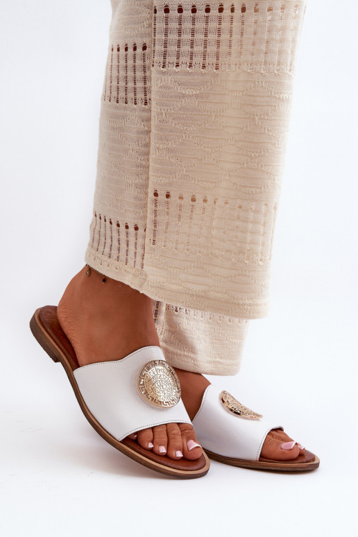 Zazoo 2938 Pantoufles en cuir avec des talons larges avec des ornements couleur blanche Zazoo 2938 Pantoufles en cuir avec des talons larges avec des ornements couleur blanche