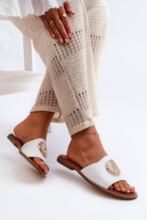 Zazoo 2938 Pantoufles en cuir avec des talons larges avec des ornements couleur blanche Zazoo 2938 Pantoufles en cuir avec des talons larges avec des ornements couleur blanche