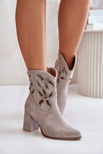 Bottines ajourées en daim, à talons, couleur cappuccino LeĮskis 3629