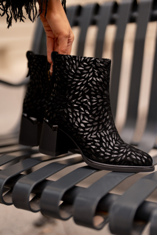 Bottines à talons en daim Avec des décorations Tłoczeniem D&A CR42-192 couleur noire Bottines à talons en daim Avec des décorations Tłoczeniem D&A CR42-192 couleur noire