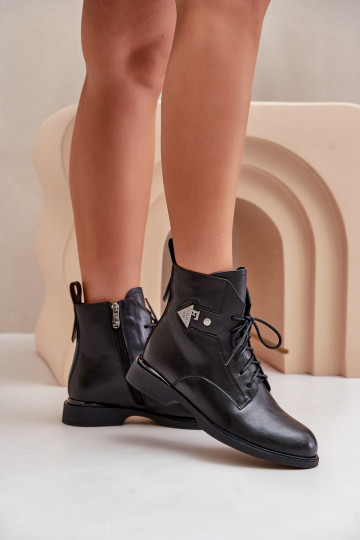 Bottines en cuir avec talons larges et ornements, doublées, couleur noire