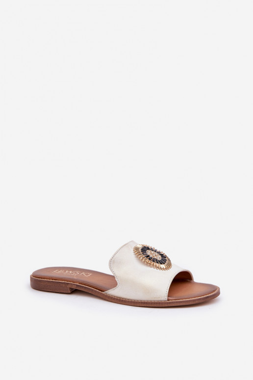 Pantoufles en cuir avec des ornements avec des talons larges LeÀski 3047/O couleur dorée Przecierany Pantoufles en cuir avec des ornements avec des talons larges LeÀski 3047/O couleur dorée Przecierany