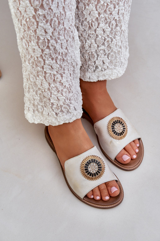 Pantoufles en cuir avec des ornements avec des talons larges LeÀski 3047/O couleur dorée Przecierany Pantoufles en cuir avec des ornements avec des talons larges LeÀski 3047/O couleur dorée Przecierany