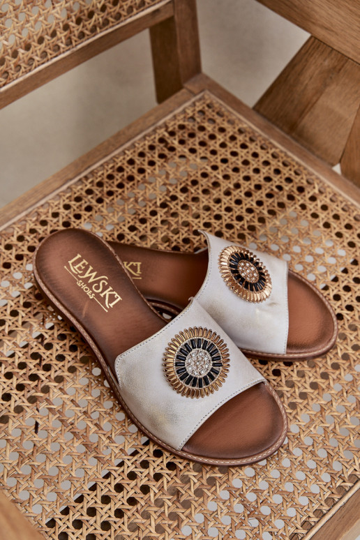 Pantoufles en cuir avec des ornements avec des talons larges LeÀski 3047/O couleur dorée Przecierany Pantoufles en cuir avec des ornements avec des talons larges LeÀski 3047/O couleur dorée Przecierany