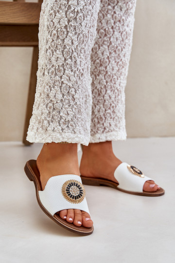 Pantoufles en cuir avec des ornements avec des talons larges LeÀski 3047/O couleur blanche