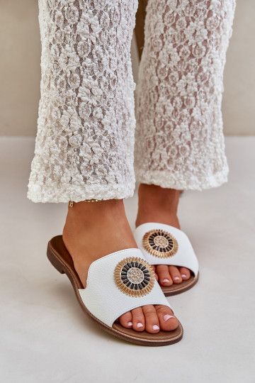 Pantoufles en cuir avec des ornements avec des talons larges LeÀski 3047/O couleur blanche 2