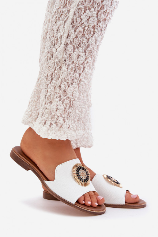 Pantoufles en cuir avec des ornements avec des talons larges LeÀski 3047/O couleur blanche Pantoufles en cuir avec des ornements avec des talons larges LeÀski 3047/O couleur blanche