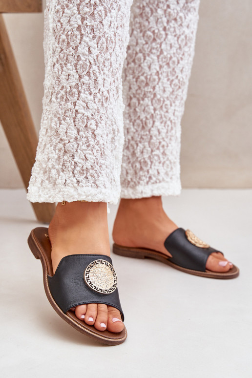 Pantoufles en cuir avec des ornements avec des talons larges Zazoo 3047/O couleur noire