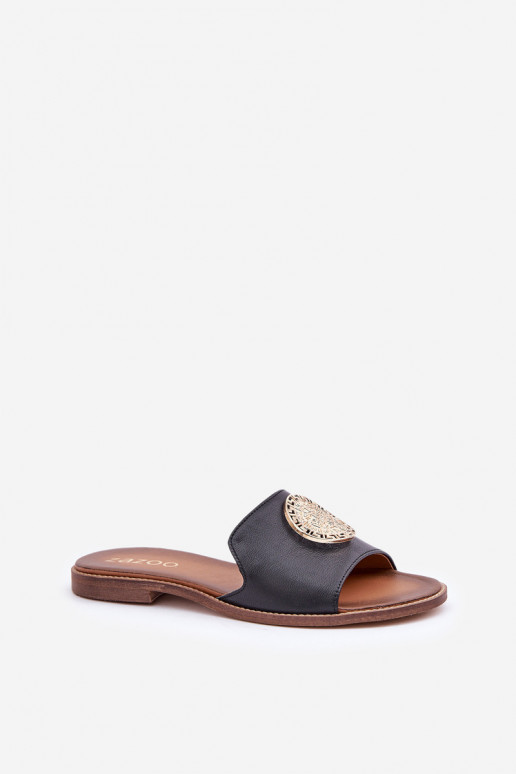 Pantoufles en cuir avec des ornements avec des talons larges Zazoo 3047/O couleur noire