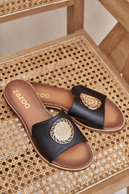 Pantoufles en cuir avec des ornements avec des talons larges Zazoo 3047/O couleur noire