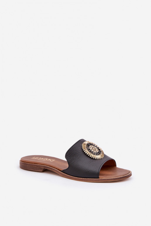 Pantoufles en cuir avec des ornements avec des talons larges Zazoo 3047/O couleur noire