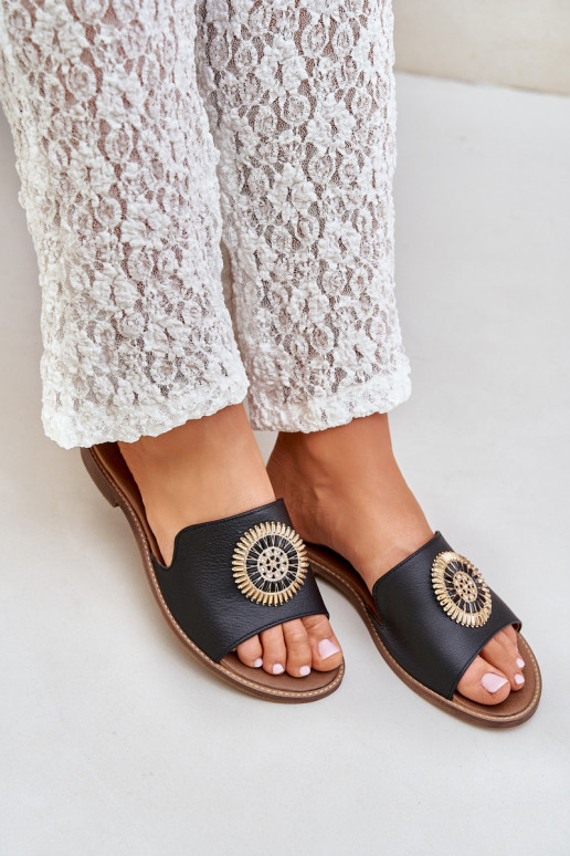 Pantoufles en cuir avec des ornements avec des talons larges Zazoo 3047/O couleur noire