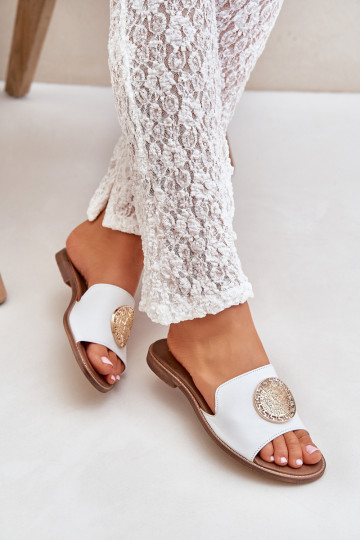 Pantoufles en cuir avec des ornements avec des talons larges Zazoo 3047/O couleur blanche