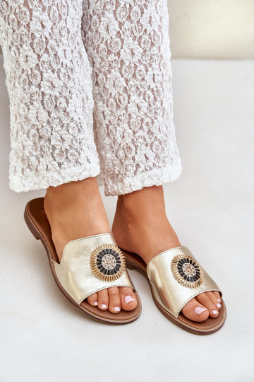 Pantoufles en cuir avec des ornements avec des talons larges Zazoo 3047/O couleur dorée
