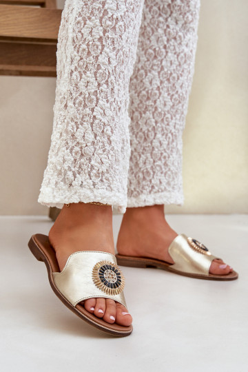 Pantoufles en cuir avec des ornements avec des talons larges Zazoo 3047/O couleur dorée 2