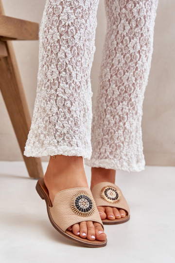Pantoufles en cuir avec des ornements avec des talons larges LeÀski 3047/O beige