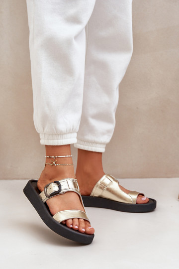 Pantoufles en cuir Féminin avec une plateforme Zazoo 3024 couleur dorée 2