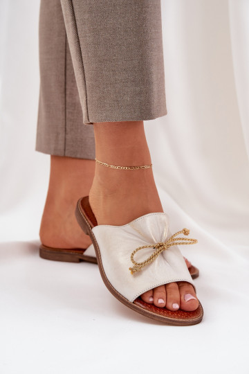 Peau isocèle Style élégant Chaussons avec des rubans LeÀski 3572 couleur dorée Przecierany
