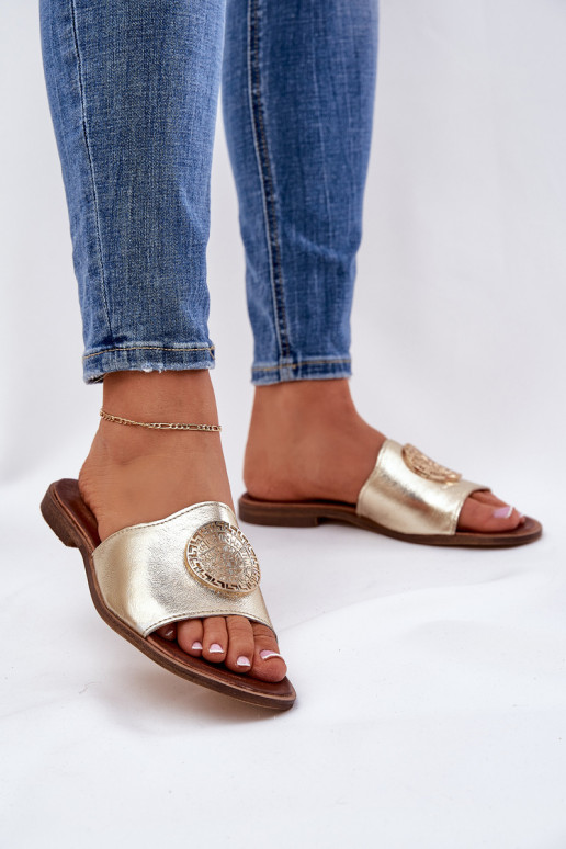 Zazoo 2938 Pantoufles en cuir avec des talons larges avec des ornements couleur dorée Zazoo 2938 Pantoufles en cuir avec des talons larges avec des ornements couleur dorée