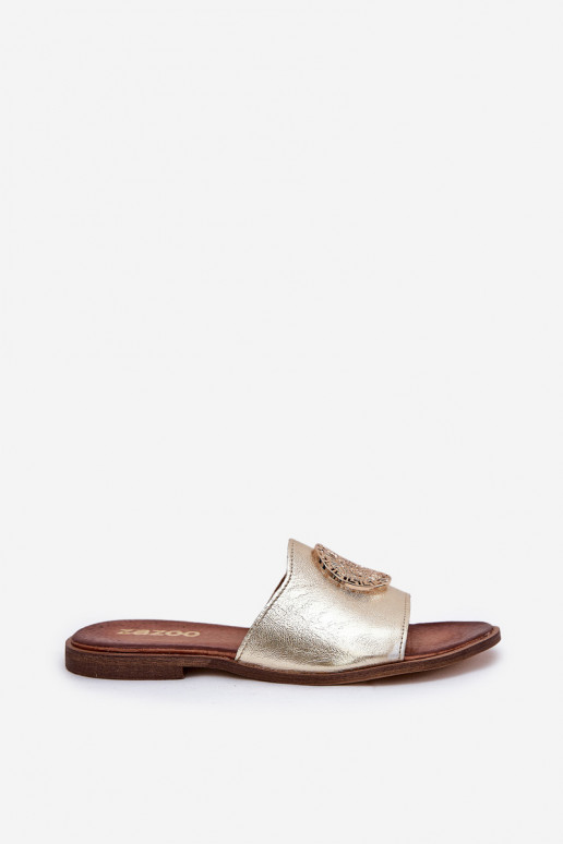 Zazoo 2938 Pantoufles en cuir avec des talons larges avec des ornements couleur dorée Zazoo 2938 Pantoufles en cuir avec des talons larges avec des ornements couleur dorée