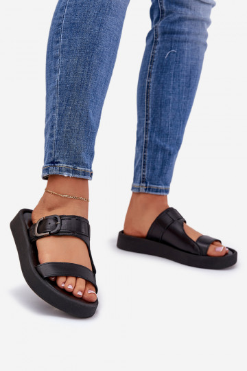 Pantoufles en cuir Féminin avec une plateforme Zazoo 3024 couleur noire