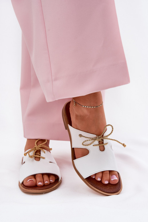 Pantoufles en cuir Féminin avec des talons larges Zazoo 3022 couleur blanche Pantoufles en cuir Féminin avec des talons larges Zazoo 3022 couleur blanche