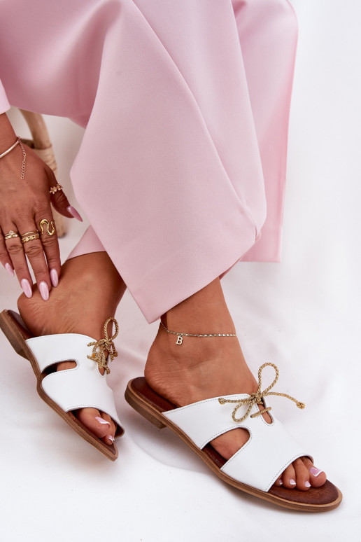 Pantoufles en cuir Féminin avec des talons larges Zazoo 3022 couleur blanche Pantoufles en cuir Féminin avec des talons larges Zazoo 3022 couleur blanche