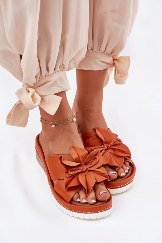 Pantoufles en cuir Féminin Sur un coin Avec des décorations Une fleur Artiker 52C0505 couleur orange Pantoufles en cuir Féminin Sur un coin Avec des décorations Une fleur Artiker 52C0505 couleur orange