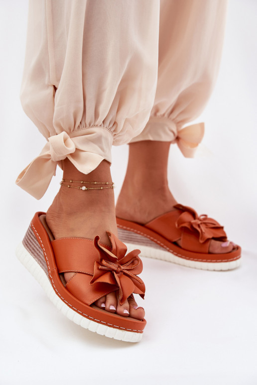 Pantoufles en cuir Féminin Sur un coin Avec des décorations Une fleur Artiker 52C0505 couleur orange Pantoufles en cuir Féminin Sur un coin Avec des décorations Une fleur Artiker 52C0505 couleur orange