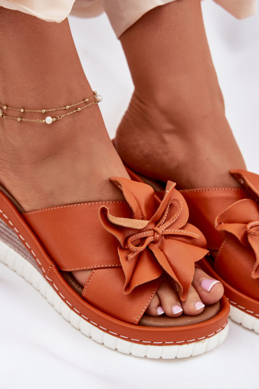 Pantoufles en cuir Féminin Sur un coin Avec des décorations Une fleur Artiker 52C0505 couleur orange Pantoufles en cuir Féminin Sur un coin Avec des décorations Une fleur Artiker 52C0505 couleur orange