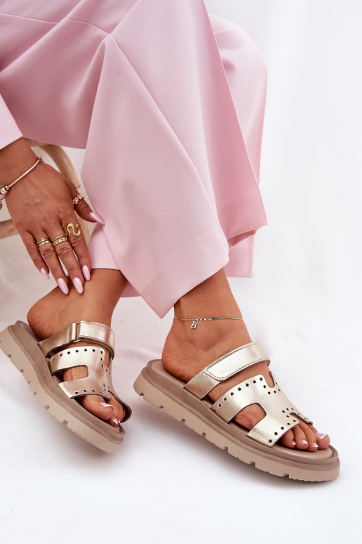 Pantoufles pour femmesActivéturalnej Skóry avec une plateforme Zazoo 40440 couleur dorée Pantoufles pour femmesActivéturalnej Skóry avec une plateforme Zazoo 40440 couleur dorée