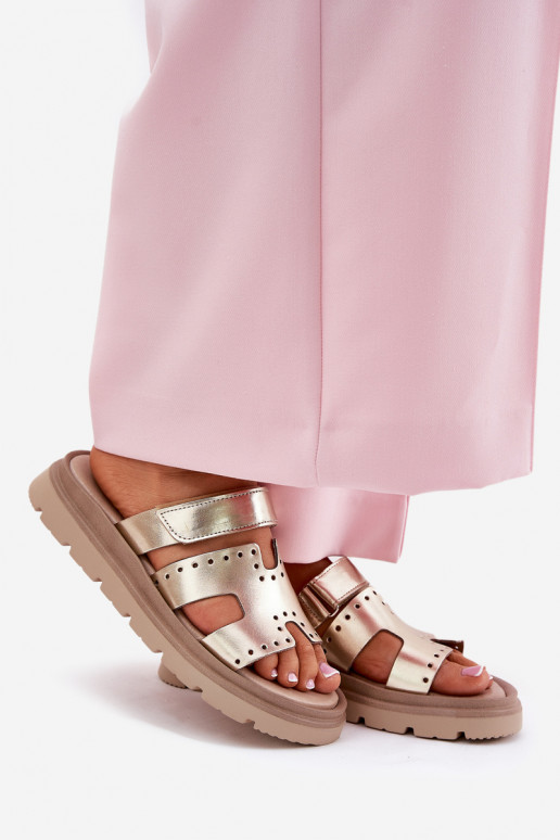 Pantoufles pour femmesActivéturalnej Skóry avec une plateforme Zazoo 40440 couleur dorée Pantoufles pour femmesActivéturalnej Skóry avec une plateforme Zazoo 40440 couleur dorée