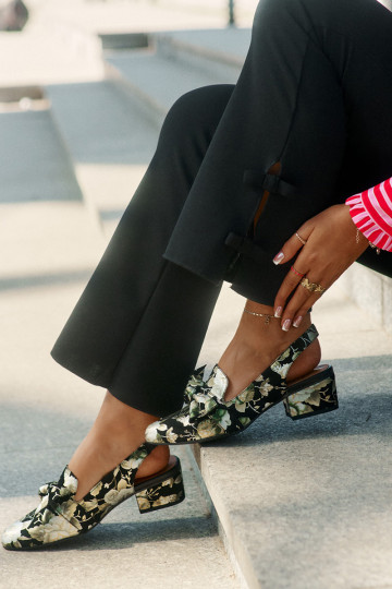 Peau Chaussures avec des fleurs avec des rubans N6539-44 couleur noire