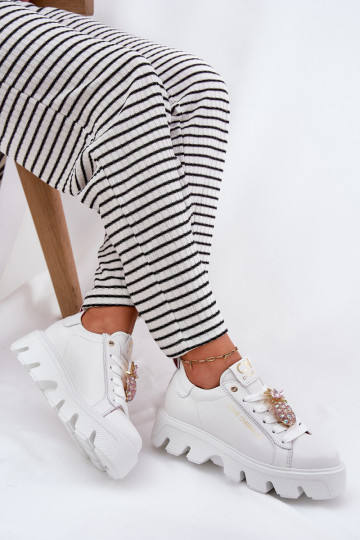 Peau Chaussures modèle baskets décorer Broszką Ananas CheBello 4651 couleur blanche 2