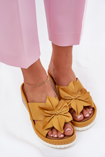 Chaussons en cuir pour femmes à plateforme avec décoration de fleurs Artiker 52C0504 jaunes