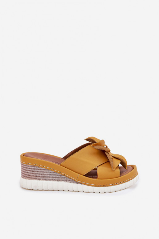 Pantoufles en cuir Féminin Sur un coin Avec des décorations Une fleur Artiker 52C0504 couleur jaune Pantoufles en cuir Féminin Sur un coin Avec des décorations Une fleur Artiker 52C0504 couleur jaune