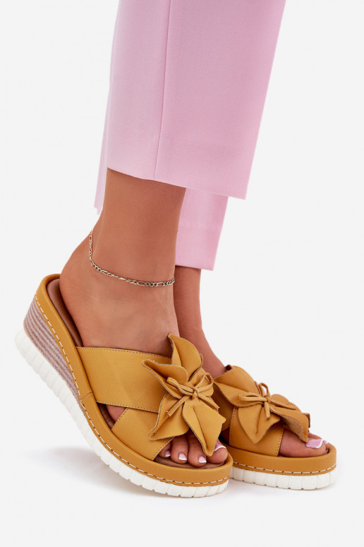 Pantoufles en cuir Féminin Sur un coin Avec des décorations Une fleur Artiker 52C0504 couleur jaune Pantoufles en cuir Féminin Sur un coin Avec des décorations Une fleur Artiker 52C0504 couleur jaune