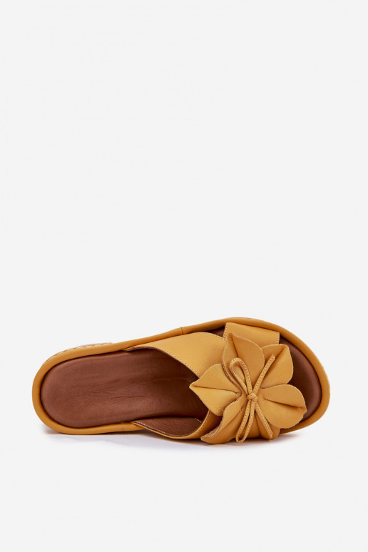 Pantoufles en cuir Féminin Sur un coin Avec des décorations Une fleur Artiker 52C0504 couleur jaune Pantoufles en cuir Féminin Sur un coin Avec des décorations Une fleur Artiker 52C0504 couleur jaune