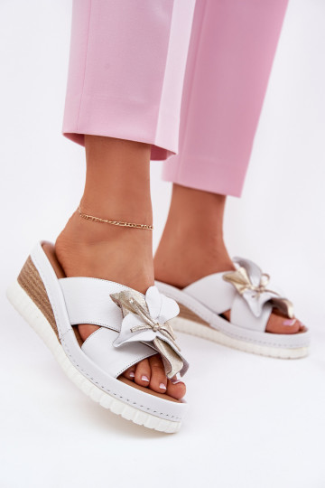 Pantoufles en cuir Féminin Sur un coin Avec des décorations Une fleur Artiker 52C0537 couleur blanche