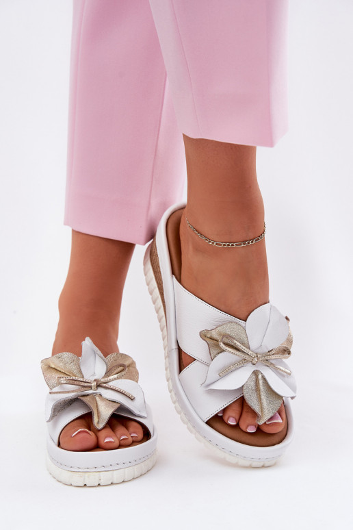 Pantoufles en cuir Féminin Sur un coin Avec des décorations Une fleur Artiker 52C0537 couleur blanche